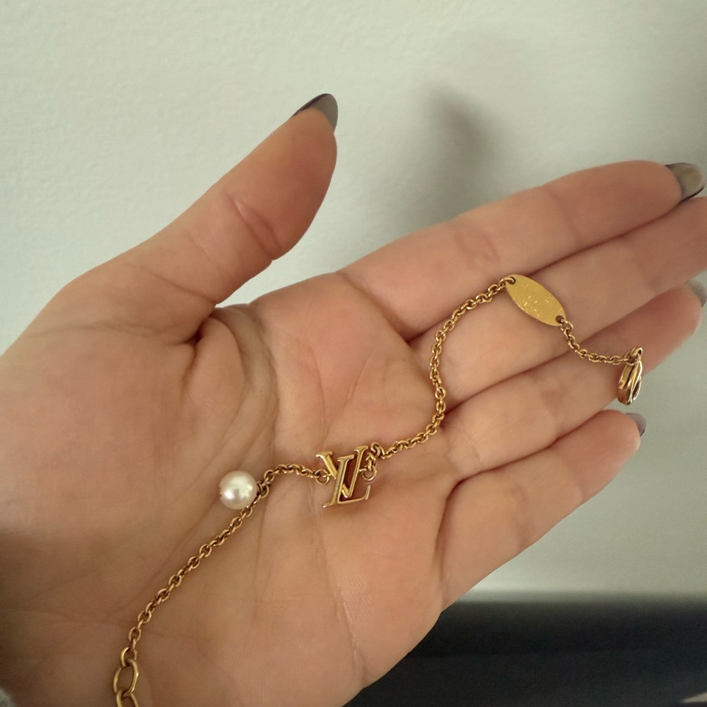 Louis Vuitton Gold Bracelet with Pearl Charm - Picture 4 of 6